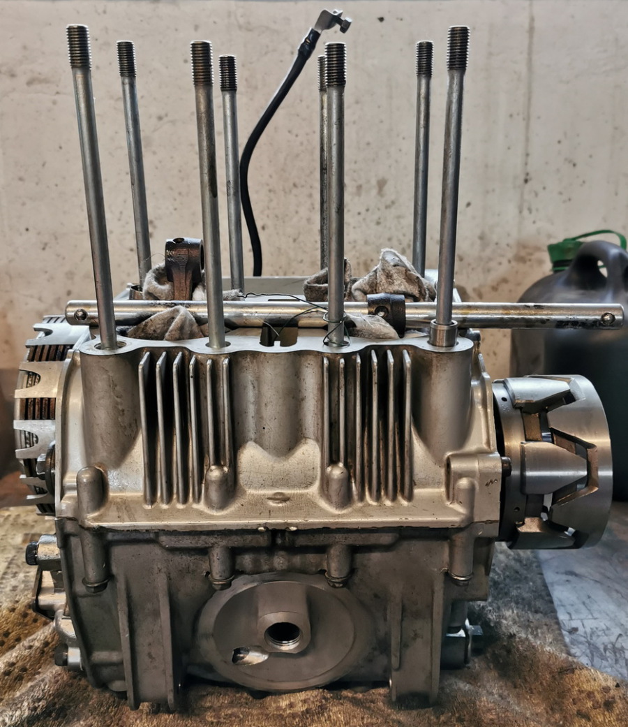 Demontierter Vergasermotor. Zylinderkopf mit Kipphebelwelle am Motor  montiert. DIY Reparatur. Ventileinstellung Stockfotografie - Alamy